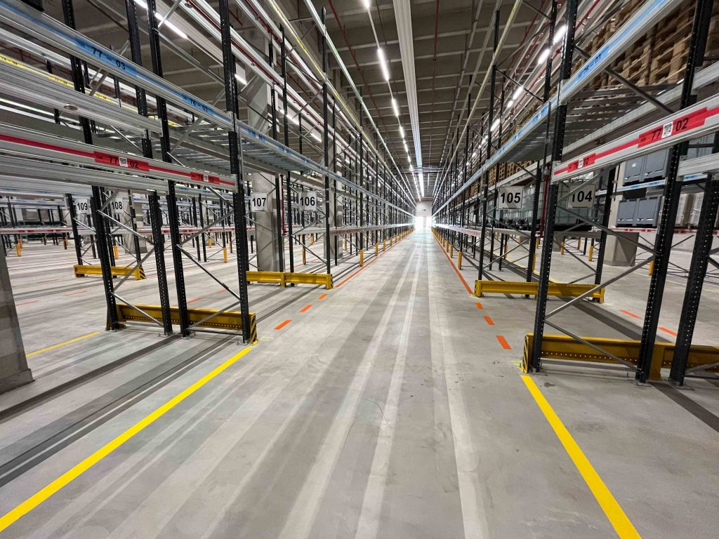 Eine riesige Logistik-Halle mit neuer Bodenmarkierung.
